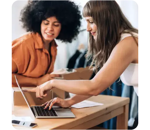 Duas pessoas trabalhando juntas em um notebook
